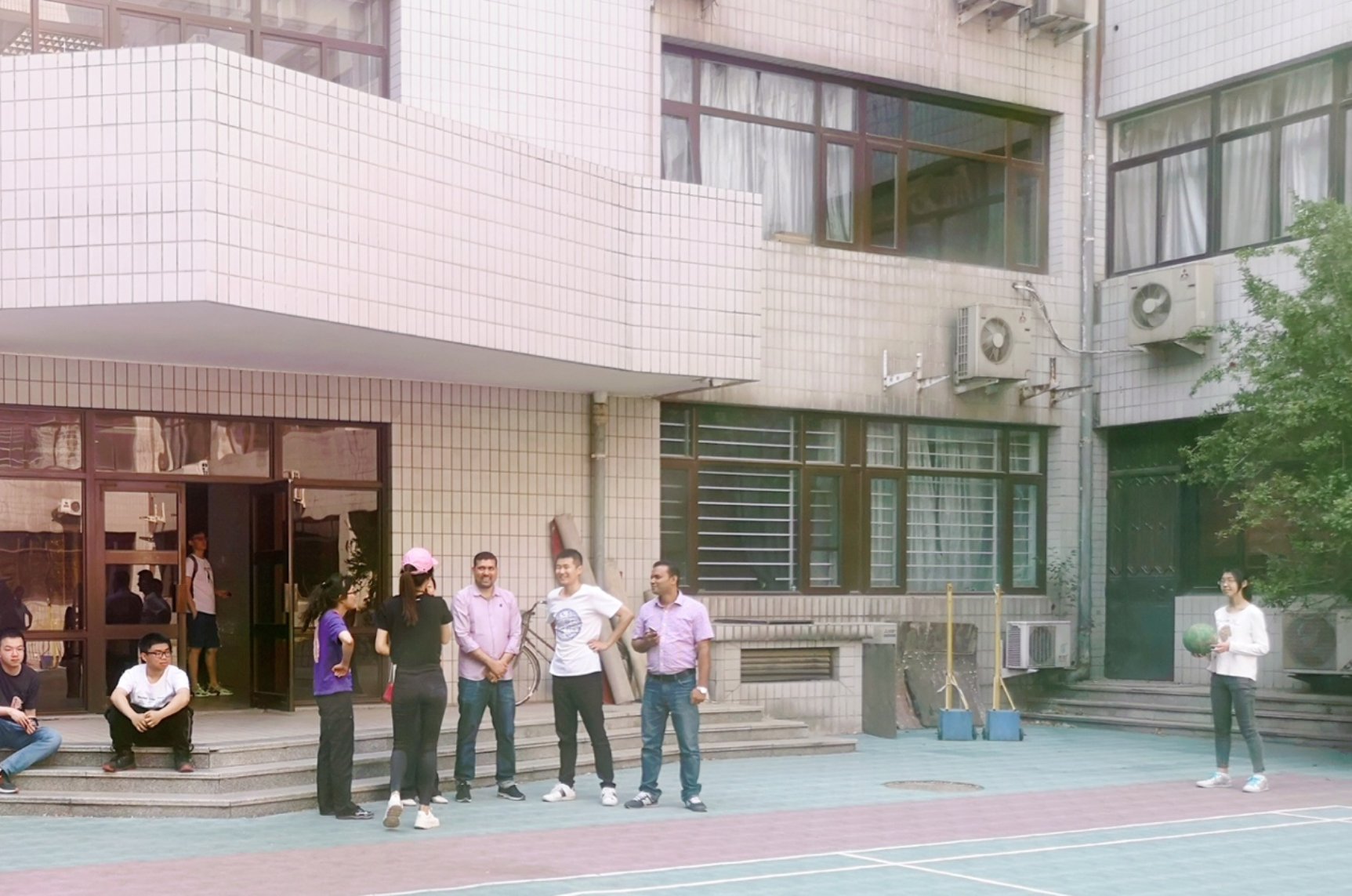 第十三周(2019.05.13-2019.05.19)/趣味运动会·素材/2 模拟保龄球/2-1 图片/场外沟通:邀请外国友人参与其中.jpeg