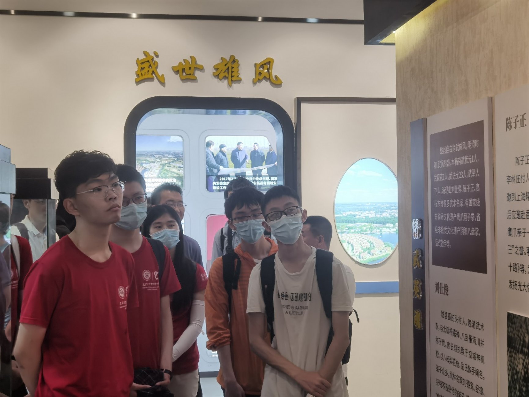 一群人站在门前
描述已自动生成