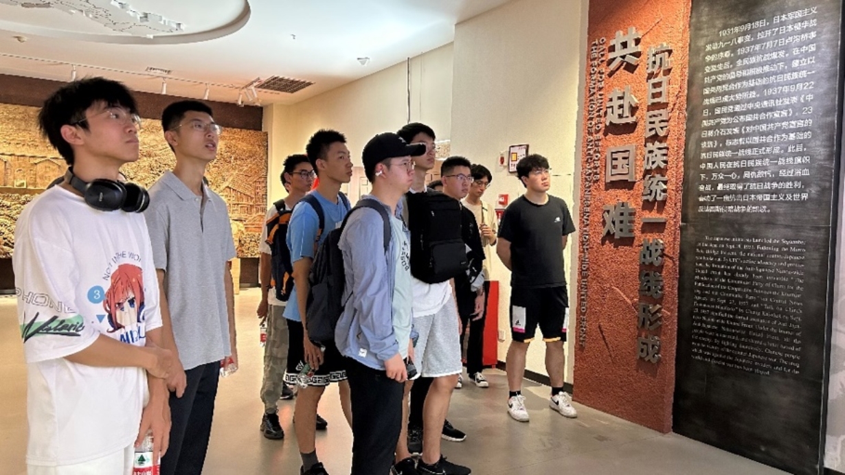 一群人站在室内
描述已自动生成