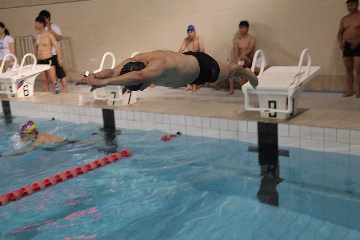 周蜀林老师在男子C组50米蛙泳比赛中起跳